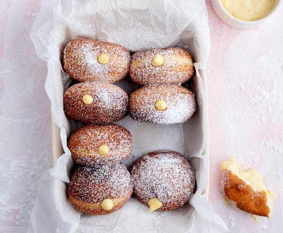 Krapfen con crema pasticcera Krapfen con crema pasticcera
