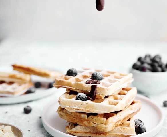 Vegane Waffeln mit Schokoladensauce