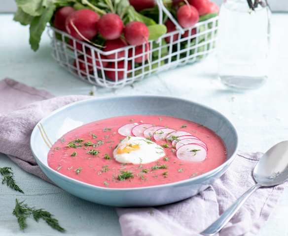 Zupa z rzodkiewkami i jajkami w koszulkach