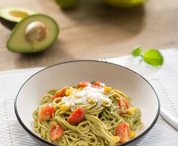 Espaguetis integrales con salsa de aguacate