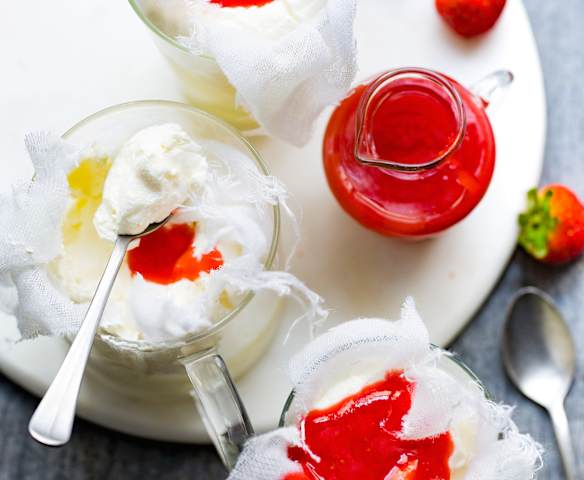Fontainebleau et coulis de fraises