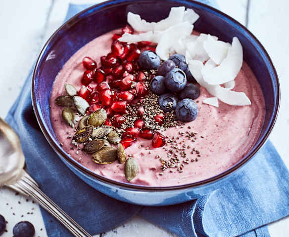 Smoothie Bowl melograno e mirtilli Smoothie Bowl melograno e mirtilli