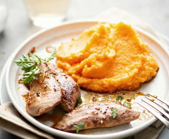 Aiguillettes de canard marinées, sauce au miel et purée de patates douces aux pois chiches