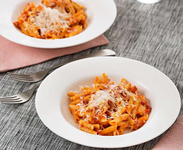 Macarrones con tomate y chorizo para dos