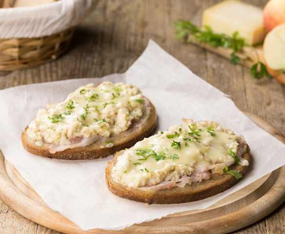 Crostini di pane di segale con mele e Montasio