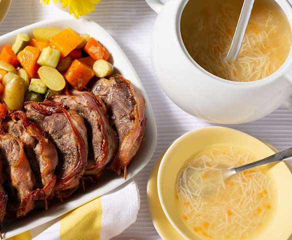 Menú: Sopa de verduras. Asado de cerdo con guarnición de verduras