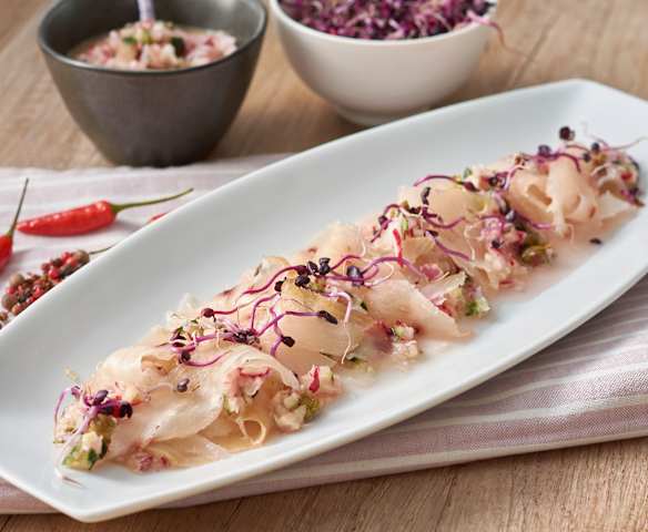 Carpaccio de pez espada marinado con ensalada de rabanitos y pepino