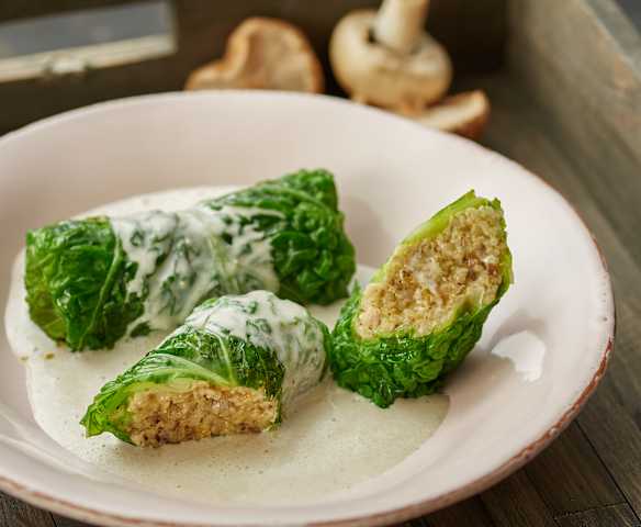 小米甘蓝菜卷佐蘑菇奶油酱