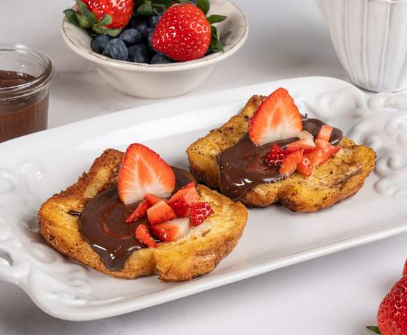Torrijas con leche condensada y salsa de chocolate negro Torrijas con leche condensada y salsa de chocolate negro