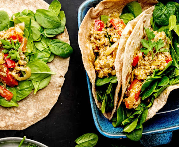 Fajitas de salchichas con cebollas y pimientos salteados