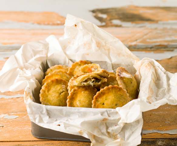 Empadinhas de tomate e manjericão