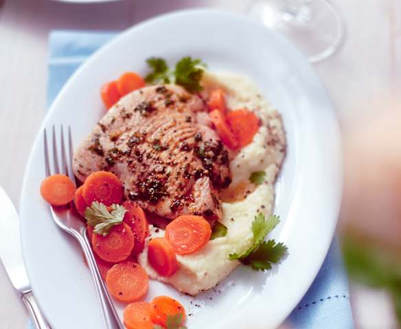 Putenfilet mit Wasabipüree und Möhren
