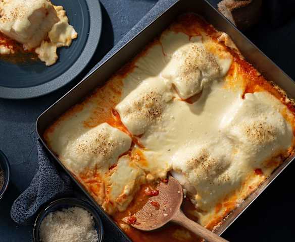 Bacalao con bechamel sobre salsa de pimientos