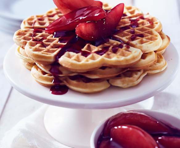 Marzipanwaffeln mit Cassisbirnen