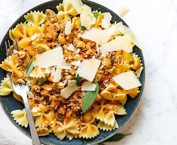 Farfalle au porc, aux champignons et à la sauge