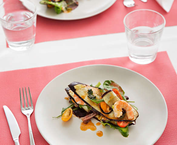 Lasaña de berenjena y marisco con vinagreta de langostinos para dos