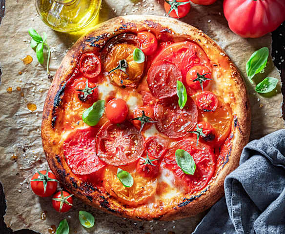 Pizza integral con tomate y mozzarella Pizza integral con tomate y mozzarella