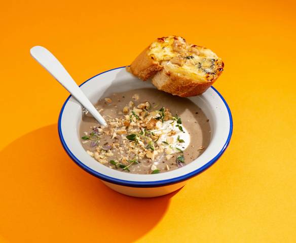 Krem pieczarkowy z tymiankową śmietaną i grzankami z serem pleśniowym