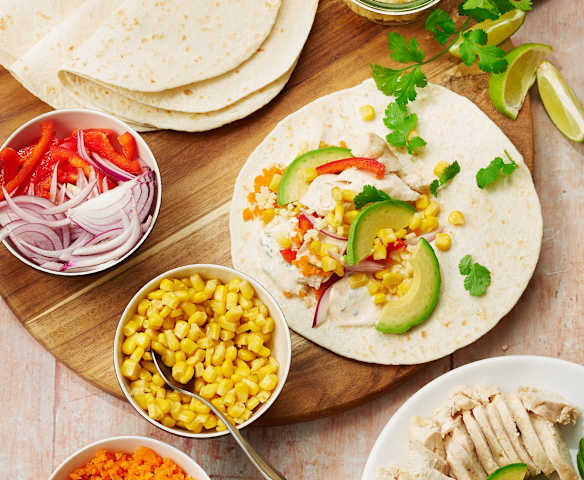 Tortillas au poulet, sauce au yaourt et piment