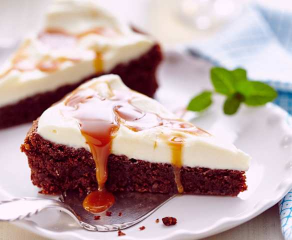 Schokoladenkuchen mit Frischkäse-Karamell-Topping Schokoladenkuchen mit Frischkäse-Karamell-Topping
