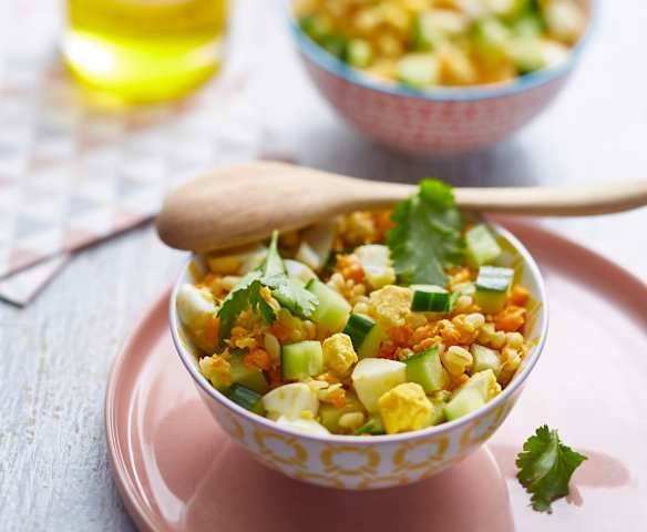 Salade de blé, concombre, œufs durs et carottes