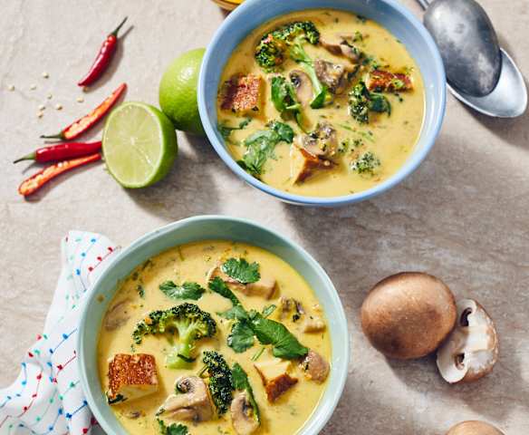 Feurige Ingwer-Limettensuppe mit Räuchertofu