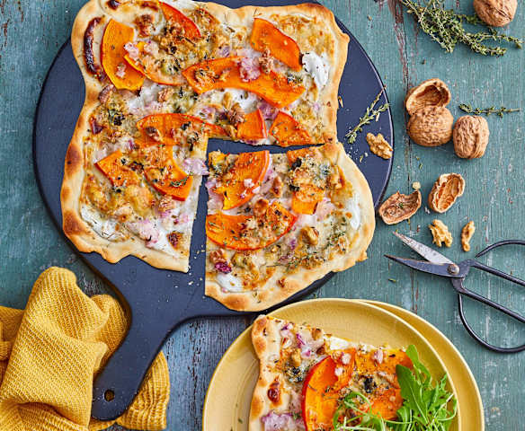 Flammekueche oignon rouge, potimarron et bleu