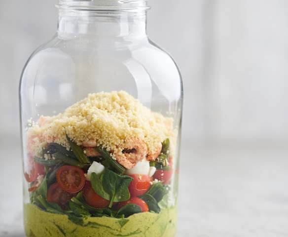 Salada de camarão e cuscuz em frasco