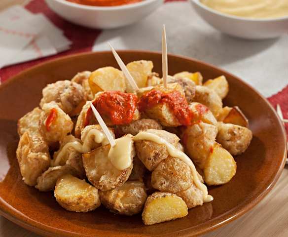 Patatas bravas in tempura