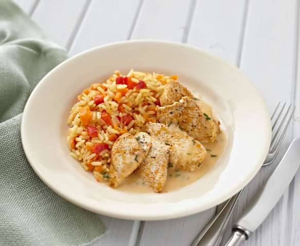 Hähnchen mit Paprika-Möhren-Reis und Schnittlauchsauce