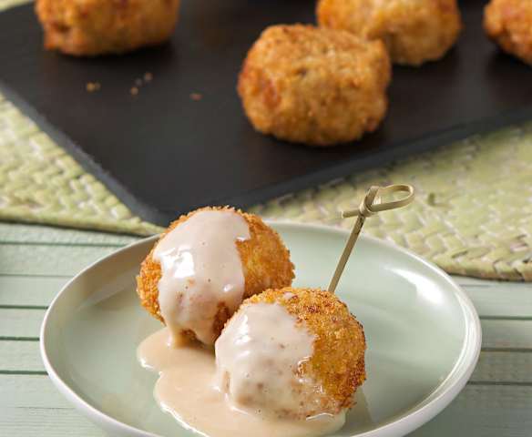 Bocaditos de marisco fritos con salsa agridulce de yogur
