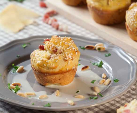 Muffin con pancetta affumicata, Parmigiano reggiano e crema al Gorgonzola