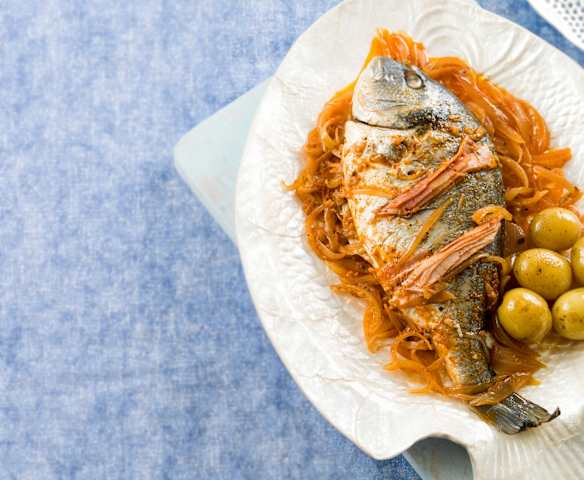 Dourada com cebolada e batatinhas novas