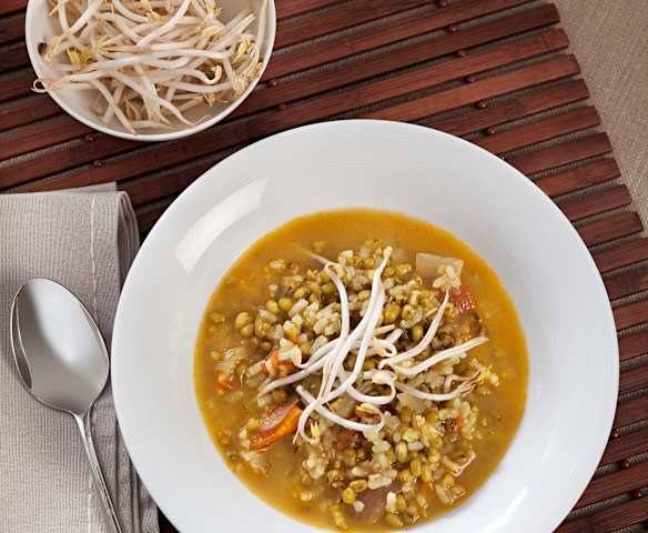 Habas de soja y arroz con tomate al curry