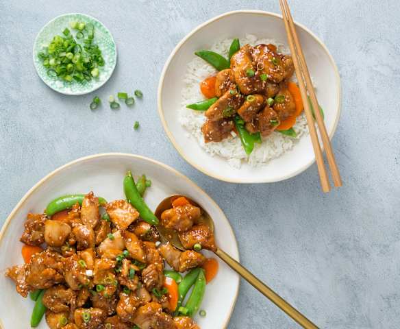 Pollo in salsa di sesamo, riso e verdure