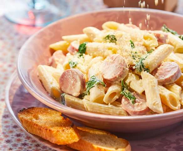 Penne con espinaca y salchicha