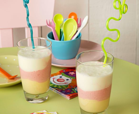 Trzykolorowe mrożone smoothie z mango, truskawkami i ananasem Trzykolorowe mrożone smoothie z mango, truskawkami i ananasem
