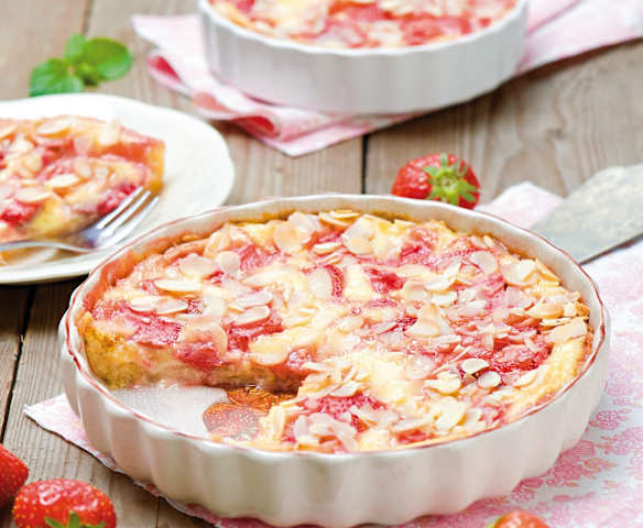 Tarta z truskawkami, kremem śmietankowym i migdałami