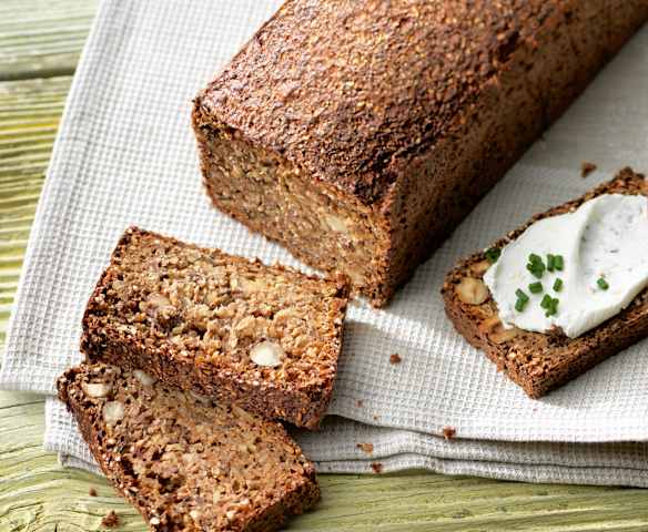 Schwarzbrot mit Nüssen