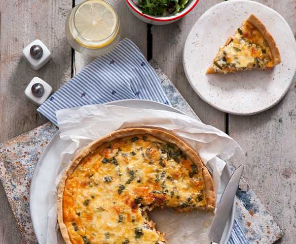 Quiche z szyjkami rakowymi i serem gruyère