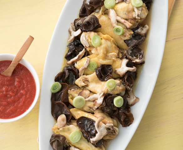 Alitas de pollo al vapor con setas chinas