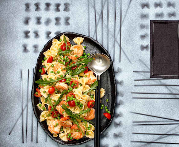 Farfalle-Salat mit Garnelen und Erbsen