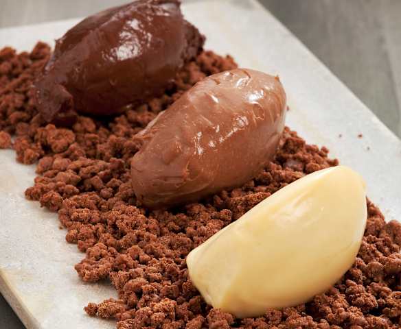 Mousse de três chocolates com crocante de cacau