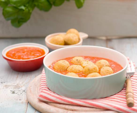 Pulpeciki z dorsza gotowane na parze z sosem pomidorowym