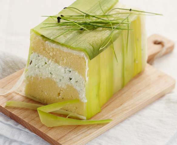 Polenta-Käse-Terrine im Porreemantel
