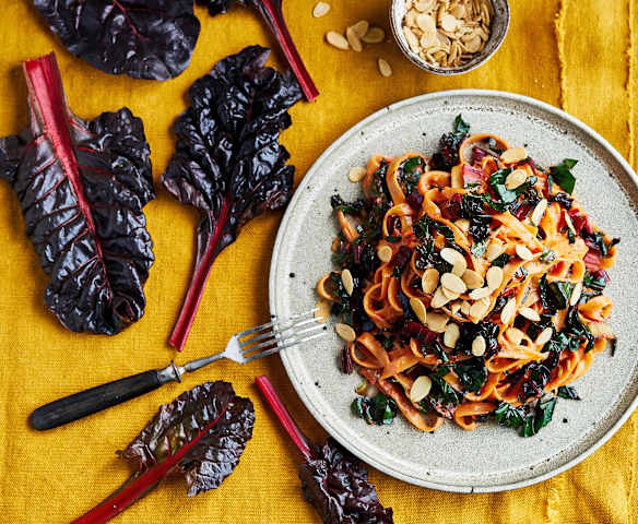 Tagliatelle com molho de pimento assado e acelgas