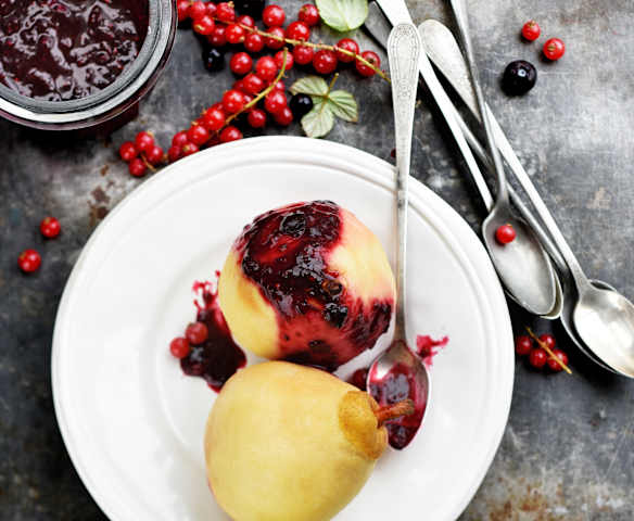 Poires aux fruits rouges et à la violette