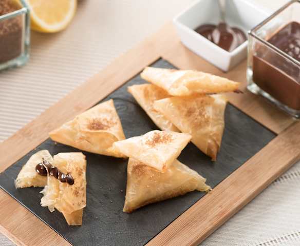Samosas de pera con salsa de chocolate a la pimienta