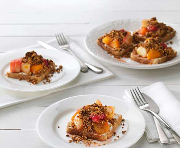 Tostadas con queso de cabra, compota de frutas y granola