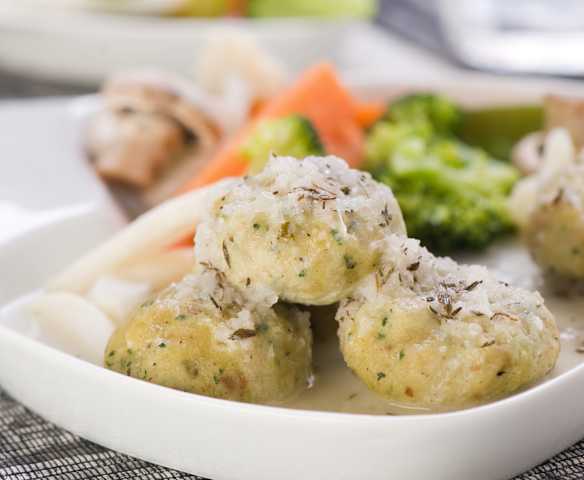 Käseknödel mit lauwarmem Gemüsesalat